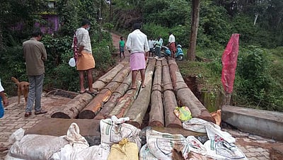 புளியம்பாறை ஆற்றில் வெள்ளம்: தற்காலிகப் பாலம் அமைப்பு