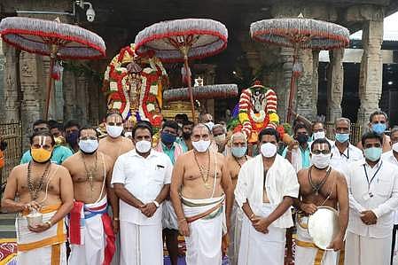 திருமலை: தங்கப் பல்லக்கில் உற்சவமூா்த்திகள் வலம்