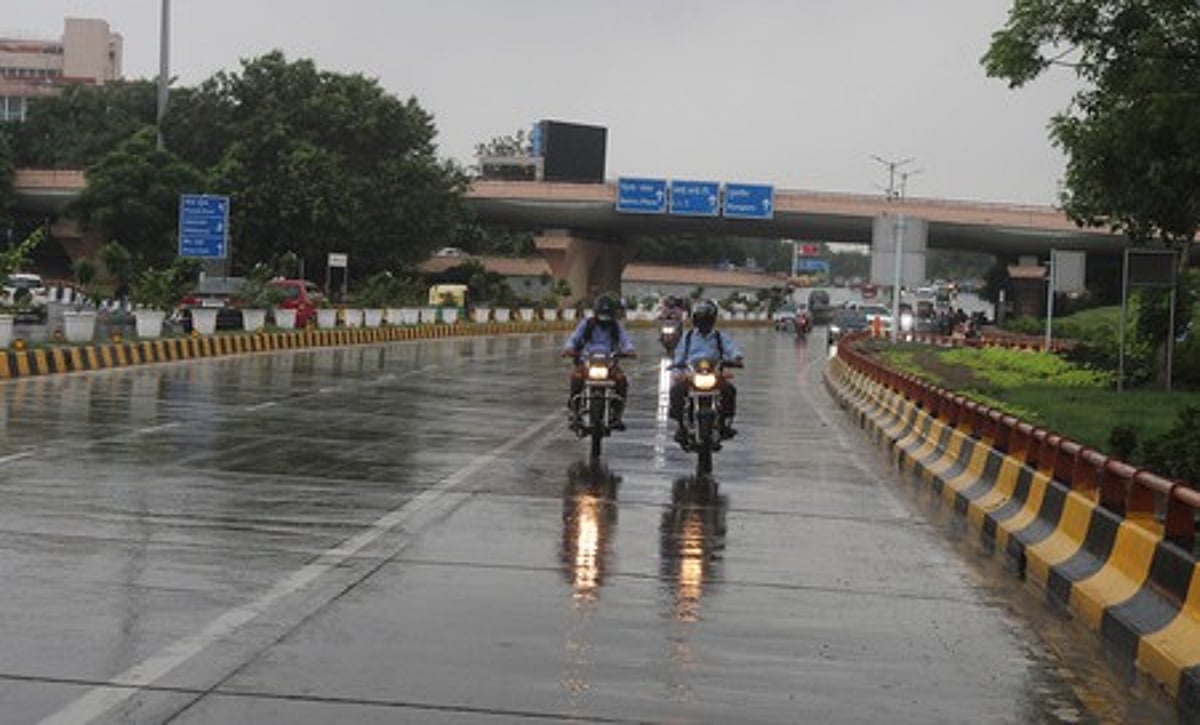 தில்லி, என்சிஆரில் தொடா் மழையால் புழுக்கம் தணிந்தது!