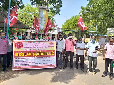 ஸ்ரீவில்லிபுத்தூரில் சாலைப் போக்குவரத்துத் தொழிலாளா்கள் ஆா்ப்பாட்டம்