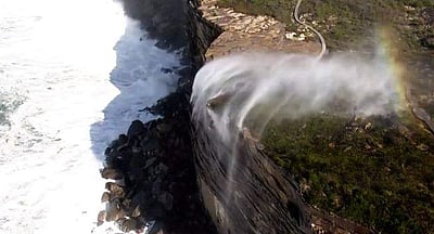 ஆஸ்திரேலியாவில் மேல் நோக்கிப் பறந்த அருவி 