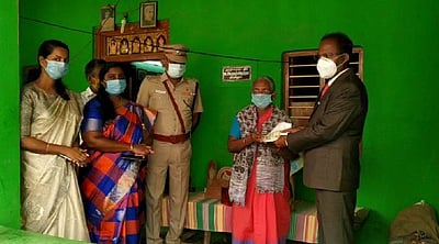 சுதந்திர தினத்தில் கரோனா நிதி வழங்கிய தியாகி குடும்பம்