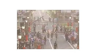 அட்டாரி - வாகா எல்லையில் தேசியக் கொடியை இறங்கும் நிகழ்ச்சி