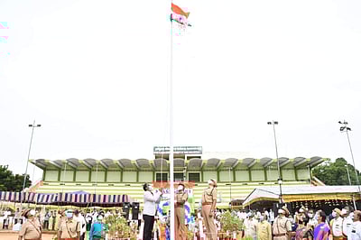 ஈரோட்டில் சுதந்திர தினவிழா : மாவட்ட ஆட்சியர் தேசியக்கொடி ஏற்றினார்