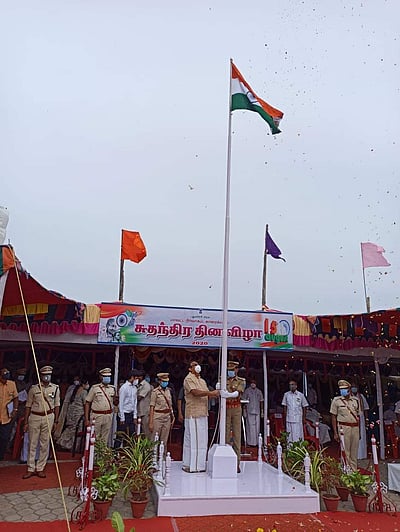 காரைக்காலில் சுதந்திர தின விழா : அமைச்சர் ஷாஜகான் கொடி ஏற்றினார்