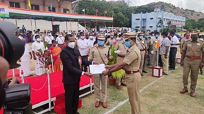 சுதந்திர தின விழா: கிருஷ்ணகிரியில் ஆட்சியர் தேசியக் கொடி ஏற்றி நலத்திட்ட உதவிகளை வழங்கினார்