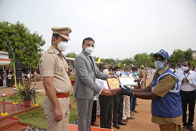 மதுரையில் சுதந்திர தினவிழா : மாவட்ட ஆட்சியர் தேசியக் கொடியை ஏற்றினார்