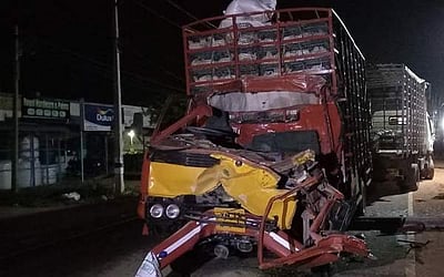 மன்னார்குடியில் லாரி மீது சுமை வேன் மோதியதில் 4 பேர் பலி