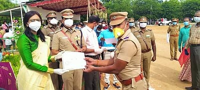 சுதந்திர தின விழா: புதுக்கோட்டையில் ஆட்சியர் உமாமகேஸ்வரி கொடியேற்றினார்