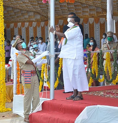 புதுவையில் சுதந்திரதின விழா : முதல்வர் நாராயணசாமி தேசியக் கொடி ஏற்றினார்