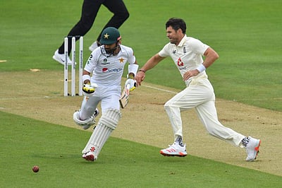 மீண்டும் அசத்திய இங்கிலாந்து வேகப்பந்து வீச்சாளர்கள்: 2-ம் நாள் ஹைலைட்ஸ் விடியோ