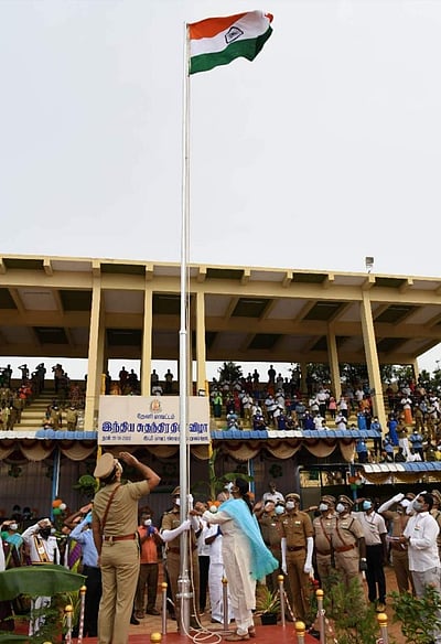 தேனியில் சுதந்திர தின விழா: மாவட்ட ஆட்சியர் தேசியக் கொடி ஏற்றினார்