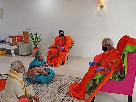 குற்றாலம் பீடாதிபதியுடன் தேவஸ்தான அறங்காவலா் குழுத் தலைவா் சந்திப்பு