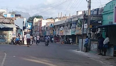 போடியில் தளர்வில்லா முழு பொதுமுடக்கம்: கூட்டம் கூட்டமாக செல்லும் பொதுமக்கள்