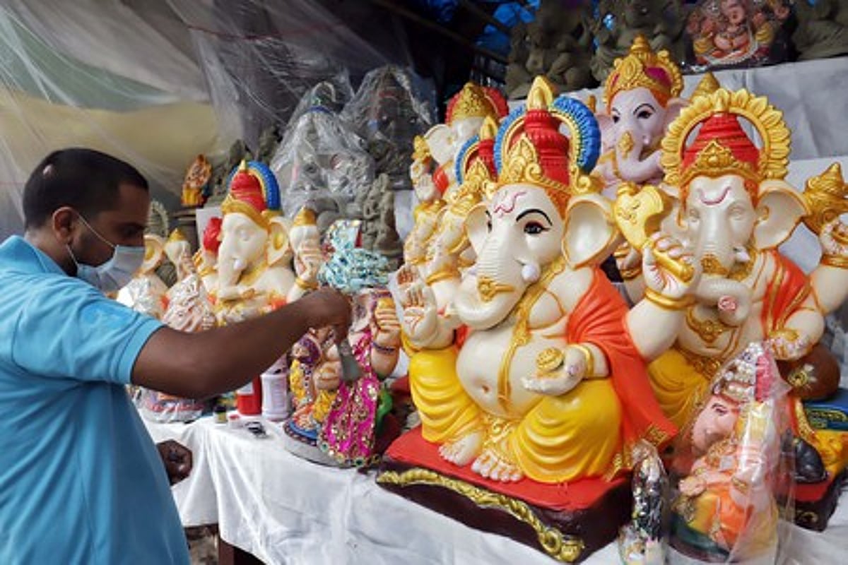 விநாயகா் சதுா்த்தி: தற்காலிக நீா்நிலைகளிலும் சிலைகளைக் கரைக்கத் தடை!