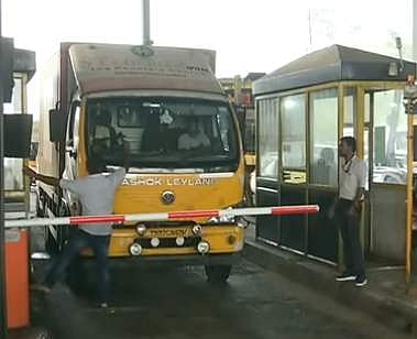 இ-பாஸ் தளர்வால் பரனூர் சுங்கச்சாவடியில் கூட்ட நெரிசல்