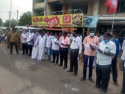 திருச்சியில் டாஸ்மாக் ஊழியர்கள் தொடர் முழக்கப் போராட்டம்