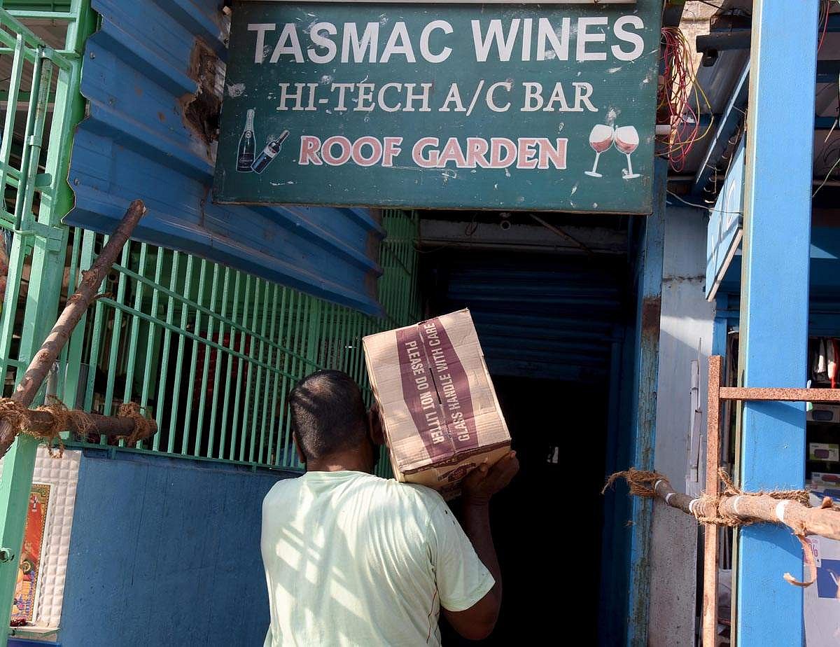 தயார் நிலையில் சென்னை டாஸ்மாக் கடைகள் - புகைப்படங்கள்