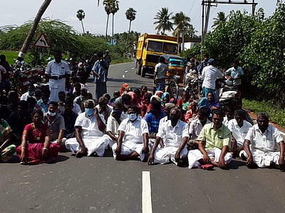 மன்னார்குடி அருகே குறுவை நெல் பயிருக்கு  தண்ணீர் திறந்துவிடக் கோரி விவசாயிகள் சாலை மறியல்