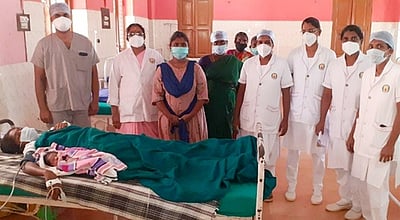 சுகப்பிரசவம்: சிகிச்சையளித்த மருத்துவா்களுக்குப் பாராட்டு