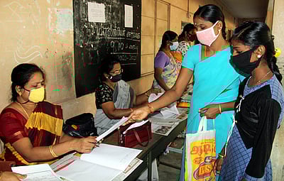 அரசுப் பள்ளிகளில் மாணவா் சோ்க்கை 10 லட்சத்தைக் கடந்தது
