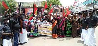 எளிதில் இ-பாஸ்: சதுரகிரி கோயில் அடிவாரத்தில் பக்தா்கள் வழிபாடு