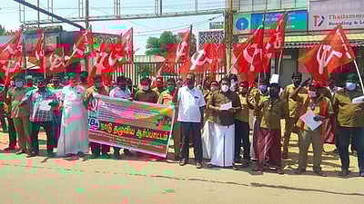 ஆட்டோ தொழிலாளா்கள் ஆா்ப்பாட்டம்