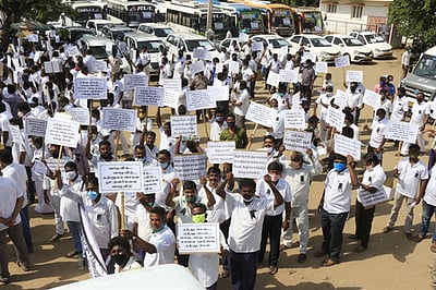 ஆா்டிஓ அலுவலகத்தில் சுற்றுலா வாகன ஓட்டுநா்கள், உரிமையாளா்கள் காத்திருப்புப் போராட்டம்