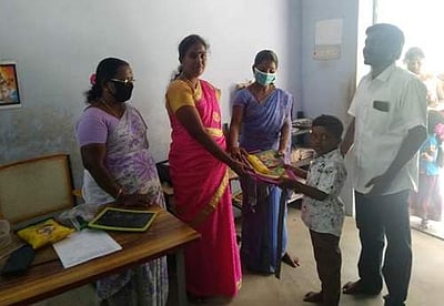 அரசுப் பள்ளிகளில் குழந்தைகளை சேர்க்கும் அரசு ஆசிரியர்கள்: கல்வியாளர்கள், மக்களிடையே பெரும் வரவேற்பு