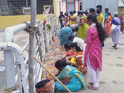 ஆடிப்பெருக்கு விழா: தேனியில் கோயில் வாசல்களில் பக்தர்கள் வழிபாடு