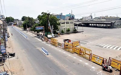 தளர்வு இல்லாத முழு ஊரடங்கால் ஈரோடு மாவட்டம் வெறிச்சோடியது: சோதனை சாவடிகளில் காவலர்கள் தீவிர கண்காணிப்பு 