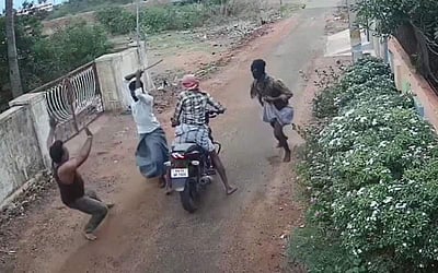 நகைப் பறிப்பு முயற்சி: அரிவாளைக் காட்டி தப்பிய கொள்ளையர்கள் (விடியோ)