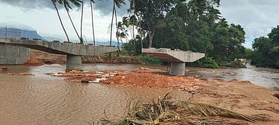 முல்லைப் பெரியாற்றில் நீர்வரத்து அதிகரிப்பு: புற வழிச் சாலை பாலம் கட்டுமான பணி நிறுத்தம்