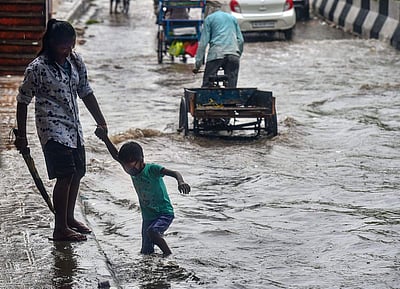 மும்பையை புரட்டிப்போட்ட கனமழை! நிலச்சரிவில் 2 பேர் பலி