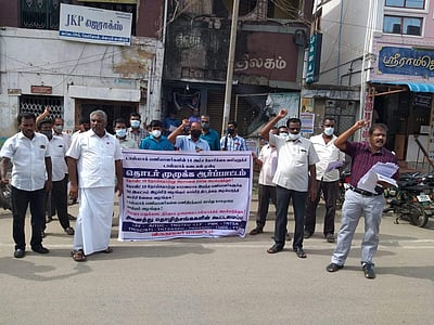 ஸ்ரீவில்லிபுத்தூரில் டாஸ்மாக் பணியாளர்கள் ஆர்ப்பாட்டம்