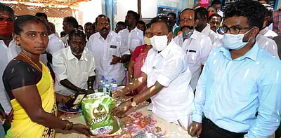 சிவகங்கையில் பொதுமக்களுக்கு நிவாரணப் பொருள்கள் வழங்கல்