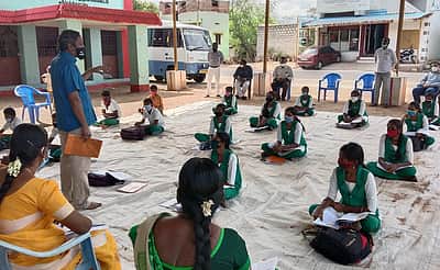 போடி அருகே கிராம மாணவா்களுக்கு மரத்தடியில் வகுப்புகள்