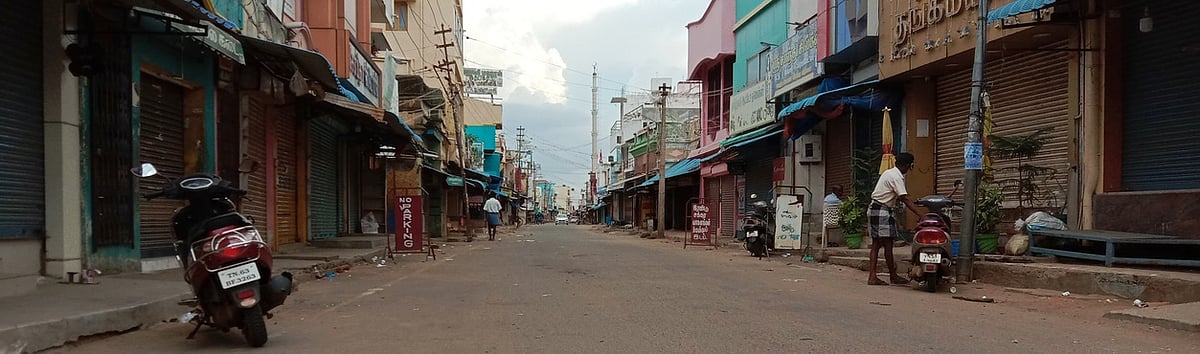 தளா்வற்ற முழு பொது முடக்கம்:சிவகங்கை, ராமநாதபுரம் மாவட்டங்களில்சாலைகள் வெறிச்சோடின