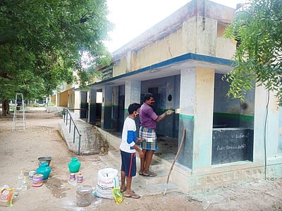 வெள்ளக்கோவிலில் அரசுப் பள்ளிகளுக்கு வர்ணம் பூசும் சேவை