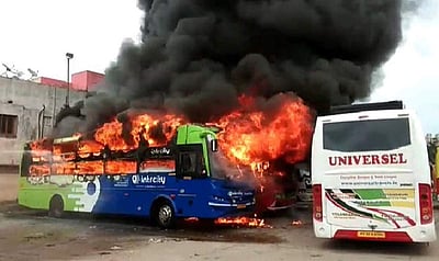 கோயம்பேடு ஆம்னி பேருந்து நிலையத்தில் தீ விபத்து - புகைப்படங்கள்