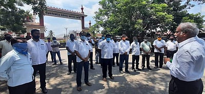 பவானி ஒருங்கிணைந்த நீதிமன்றம் முன்பு வழக்குரைஞர்கள் ஆர்ப்பாட்டம்