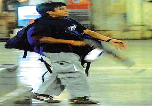 26/11 தாக்குதலில் உயிர்பிழைத்த சிறுமி; உதவிக் கேட்டு நீதிமன்றத்தை நாடினார்