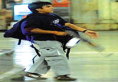 26/11 தாக்குதலில் உயிர்பிழைத்த சிறுமி; உதவிக் கேட்டு நீதிமன்றத்தை நாடினார்