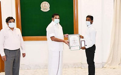 ஏரியில் மூழ்கவிருந்த 6 பேரை மீட்டவருக்கு ஜீவன் ரக்க்ஷாவிருது வழங்கிய முதல்வர்