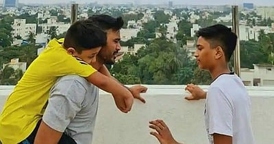 இரு மகன்களுடன் தனுஷ்: ரசிகர்களின் வரவேற்பைப் பெற்ற புகைப்படம்