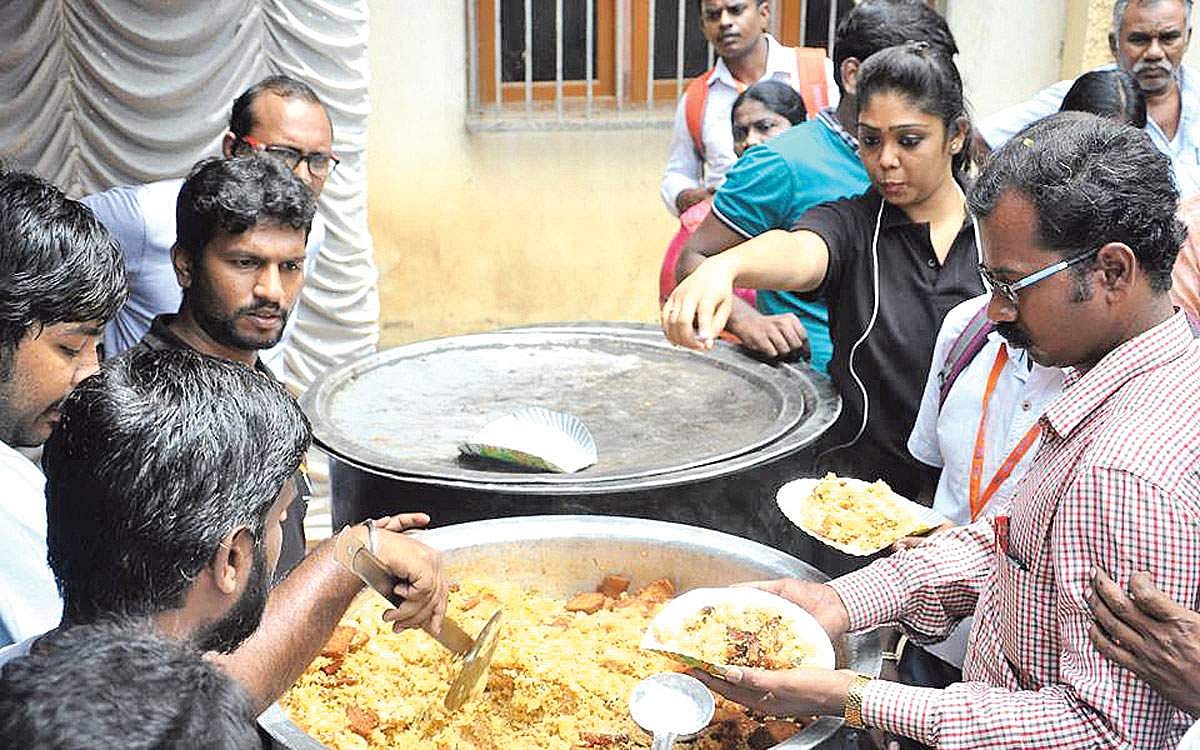தெருவோர மக்களுக்கு உணவு!