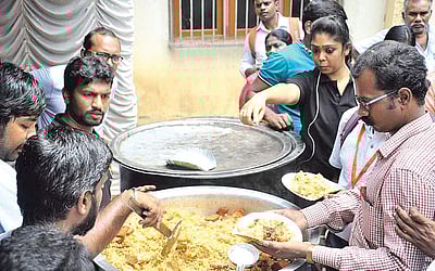 தெருவோர மக்களுக்கு உணவு!