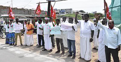 விழுப்புரத்தில் ஆா்ப்பாட்டத்தில் ஈடுபட்ட தமிழ்நாடு விவசாயிகள் சங்கத்தினா்.