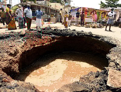 மதுரையில் சாலை நடுவே 20 அடிக்கு திடீா் பள்ளம்