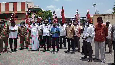 பவானியில் போக்குவரத்துக்கழக தொழில்சங்கத்தினர் ஆர்ப்பாட்டம்